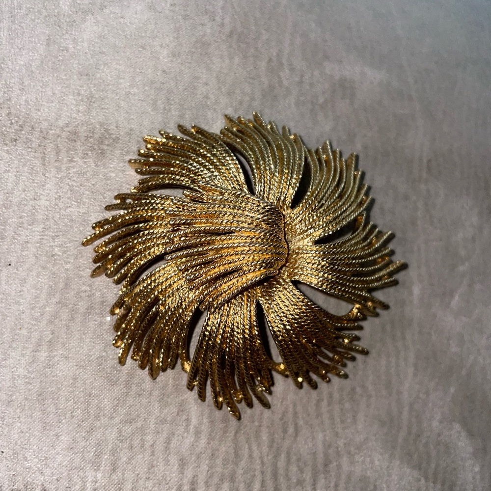 Vintage Monet signed gold tone pin Brooch!